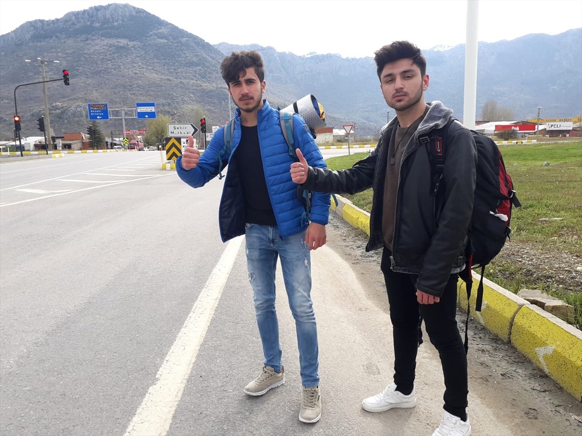 Otostopla Türkiye\'yi Geziyorlar
