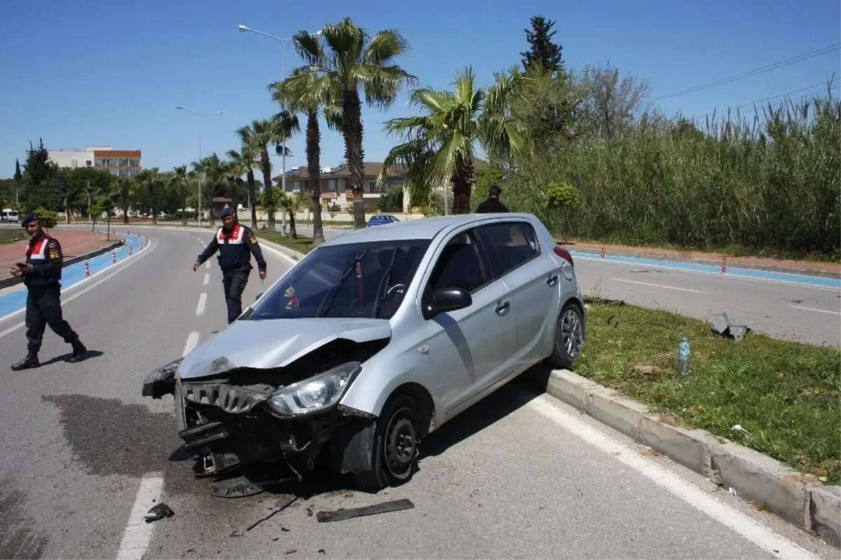 Palmiye Ağacına Çarpan Otomobilin Sürücüsü Yaralandı