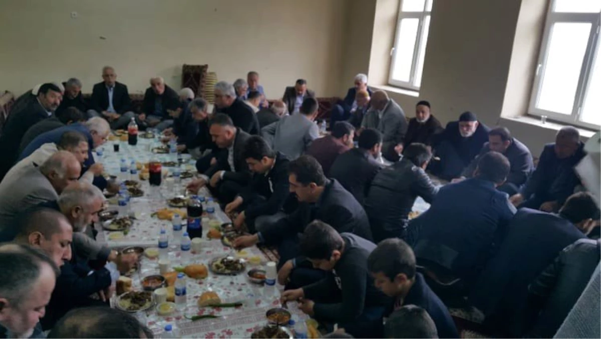 Samsat\'ın Uzuntepe Köyü\'nde Ak Partililer Birliktelik Yemeği