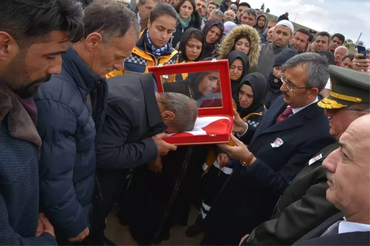 Şehit Babasına Kırıkkale Valisi\'nden Türk Bayrağı