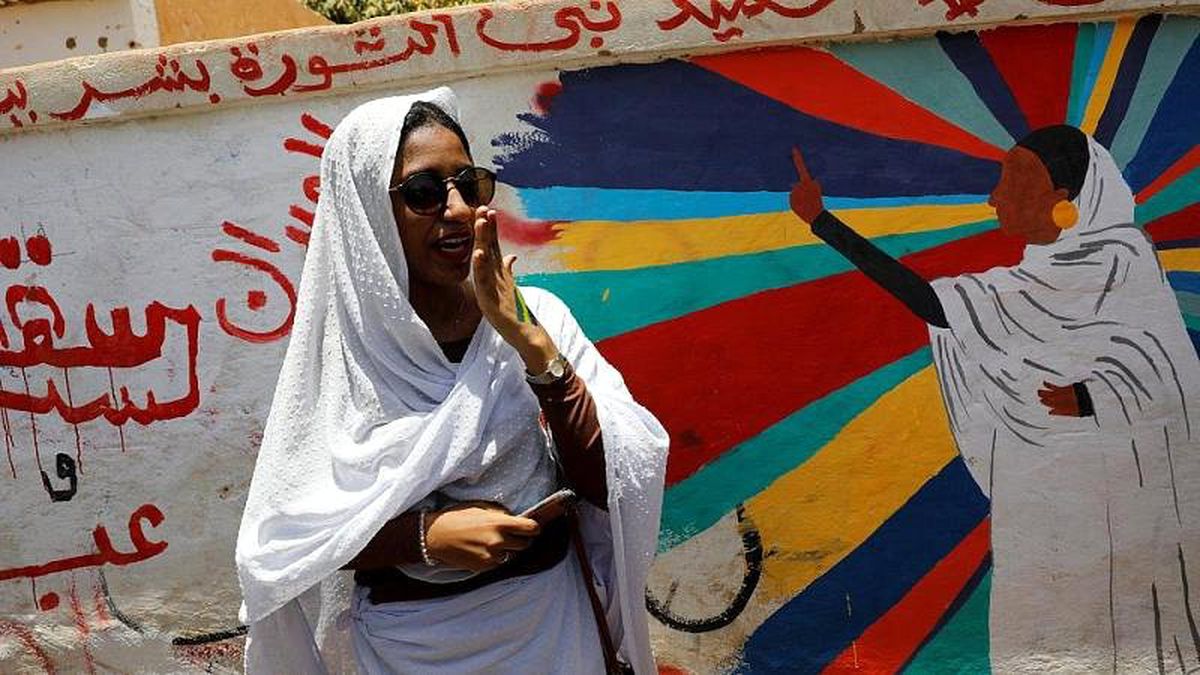 Sudan Devriminin \'Kraliçesi\' Euronews\'a Konuştu: Kahraman Değilim, Kadınlar Hep Değişime Yön Verdi