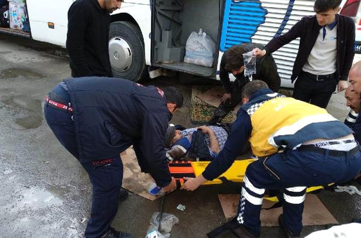 Tamir Ettikleri Otobüsün Altında Kalan Baba ve Oğulları Yaralandı