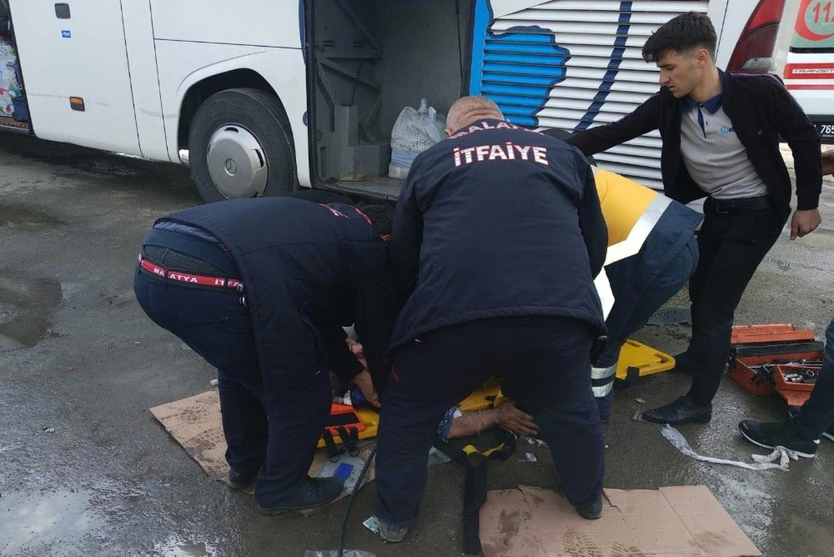 Tamir Sırasında Krikolar Kaydı, 3 Kişi Otobüsün Altında Kaldı