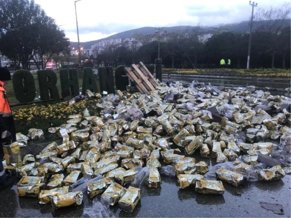 Tır Devrildi, 20 Ton Zeytinyağı Yola Döküldü