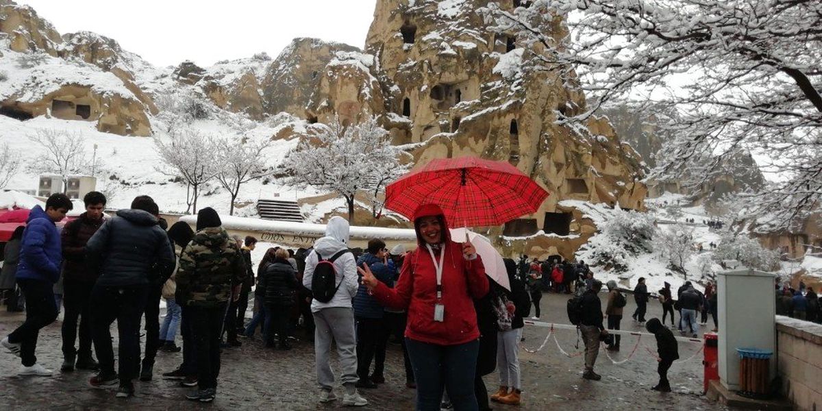 Turistler Kapadokya\'da Nisan Ayında Yağan Karın Keyfini Yaşadı
