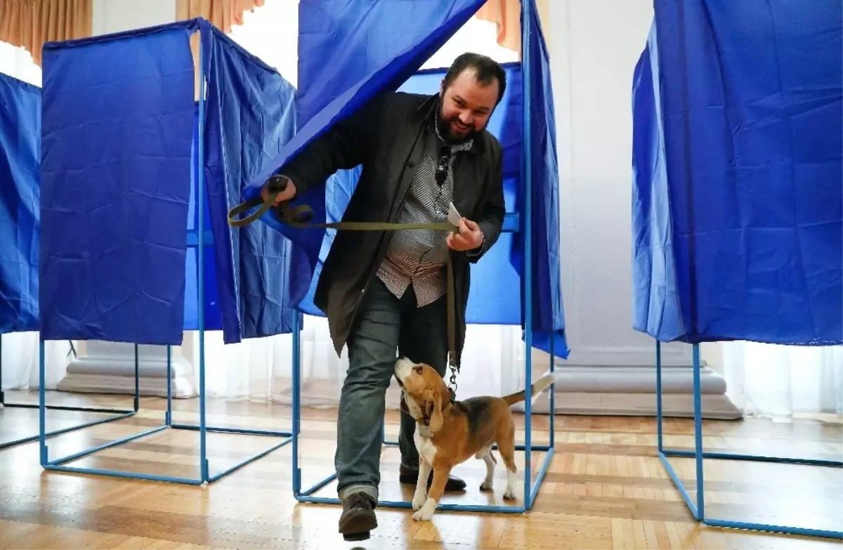 Ukrayna Devlet Başkanını Seçmek İçin Sandık Başında