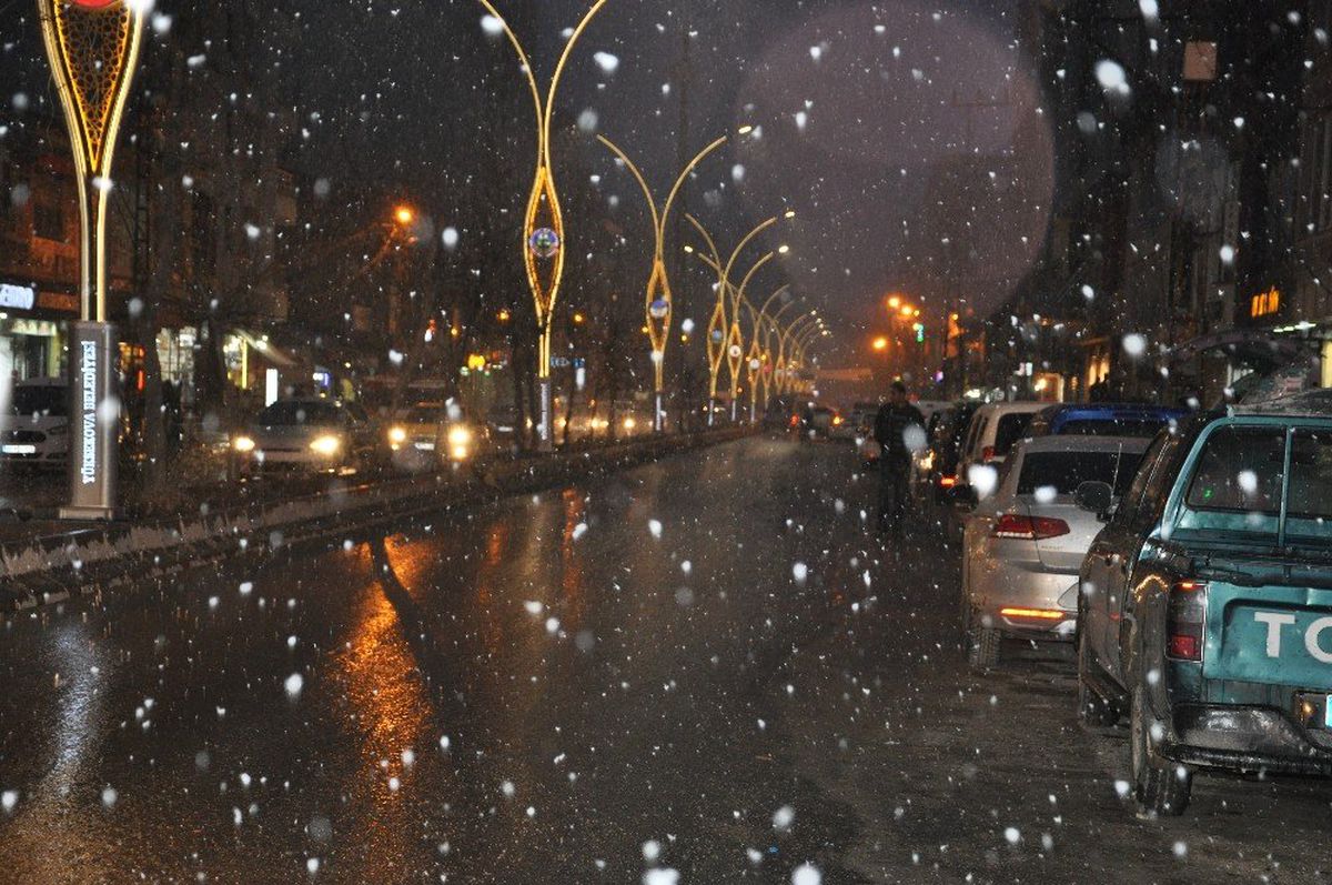 Yüksekova\'da Lapa Lapa Kar Yağışı