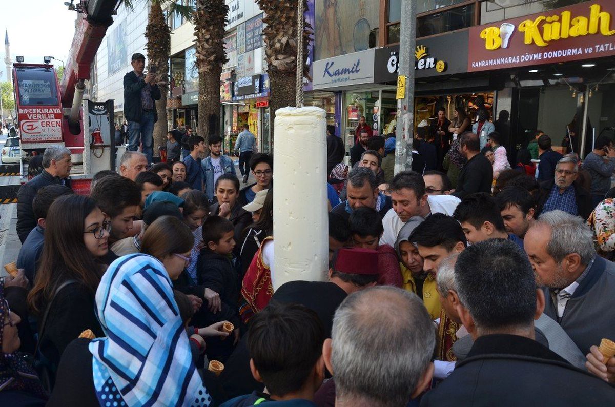 120 Kilogramlık Dondurmayı Vince Asıp Kent Meydanında Dağıttı