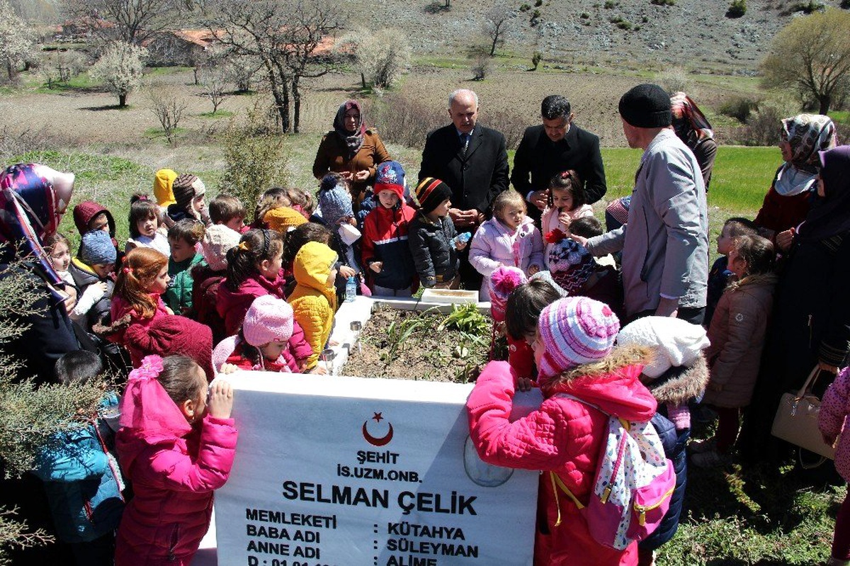 4-6 Yaş Kur\'an Kursu Öğrencileri, Şehit Selman Çelik\'in Kabrini Ziyaret Etti