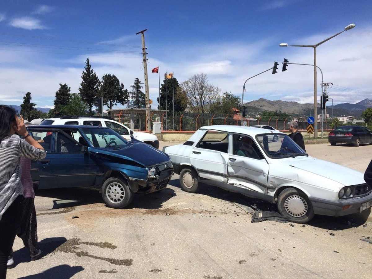 Adana\'da Trafik Kazası: 3 Yaralı