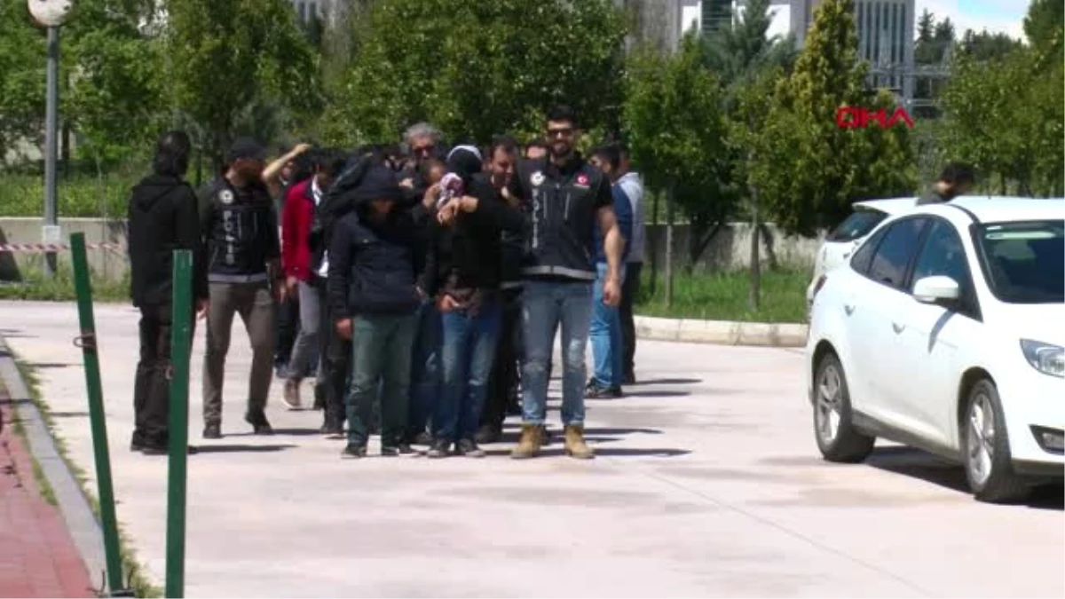 Adana Uyuşturucu Operasyonunda Yakalanan 2\'si Çocuk 43 Kişi Sevk Edildi