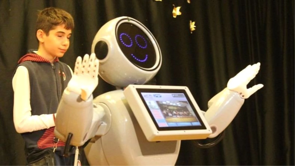 Akınrobotics\'in Mini Robotu Ada: Ben Robot Sofia\'dan Daha Zekiyim