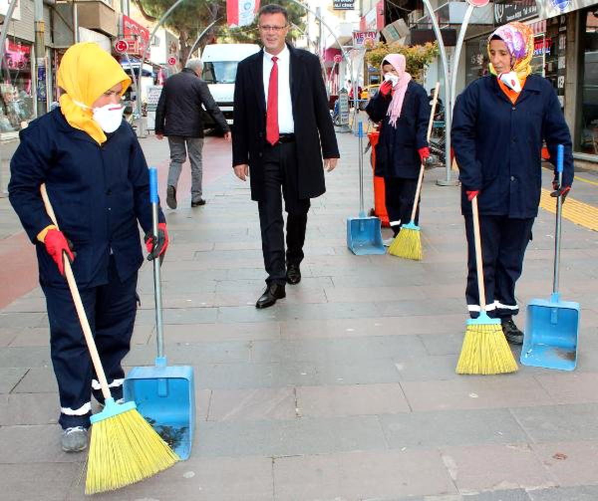 Alaşehir\'de Temizliğe Kadın Eli Değdi
