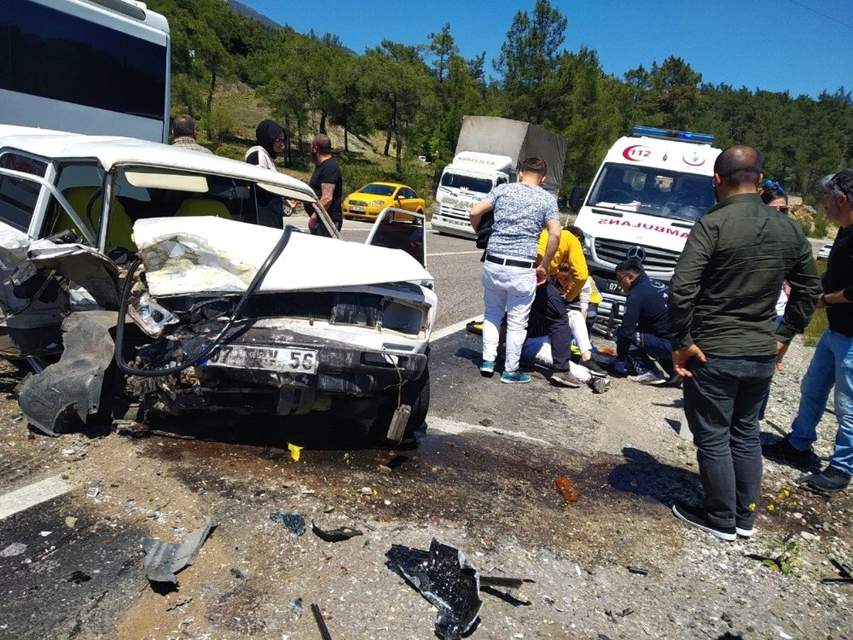 Antalya\'da İki Otomobil Kafa Kafaya Çarpıştı: 2 Yaralı