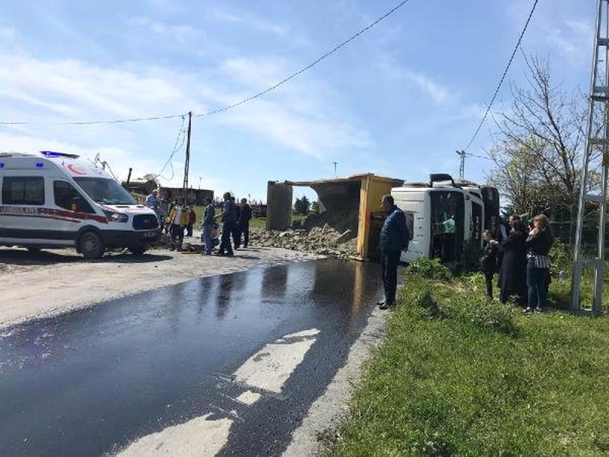 Arnavutköy\'de Hafriyat Kamyonu Devrildi