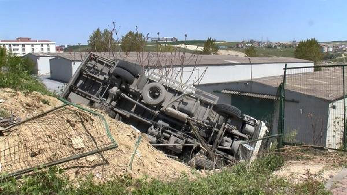 Arnavutköy\'de Kamyon Yol Kenarına Devrildi
