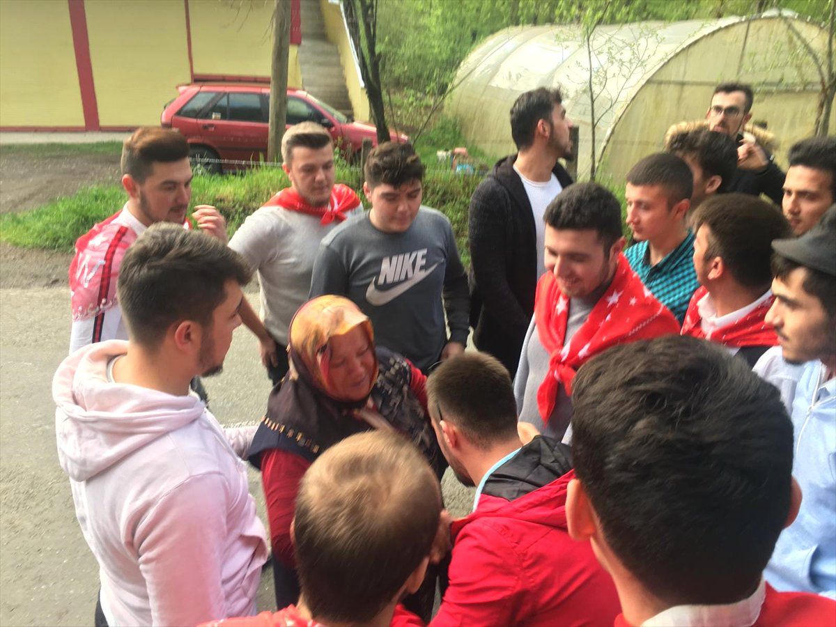 Asker Adayları Şehidin Annesinden Helallik İstedi