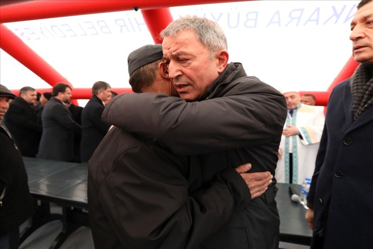 Bakan Akar Şehit Ailesine Taziye Ziyaretinde Bulundu