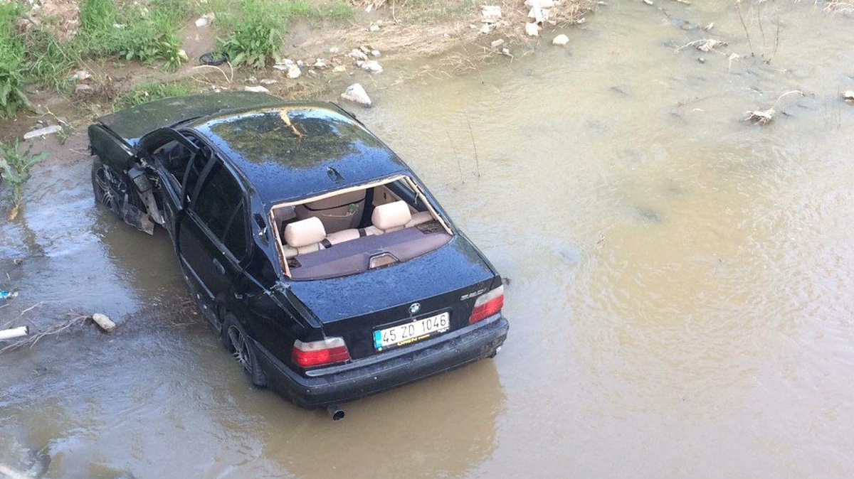Bariyerleri Aşıp Irlamaz Çayı\'na Uçtu: 2 Yaralı