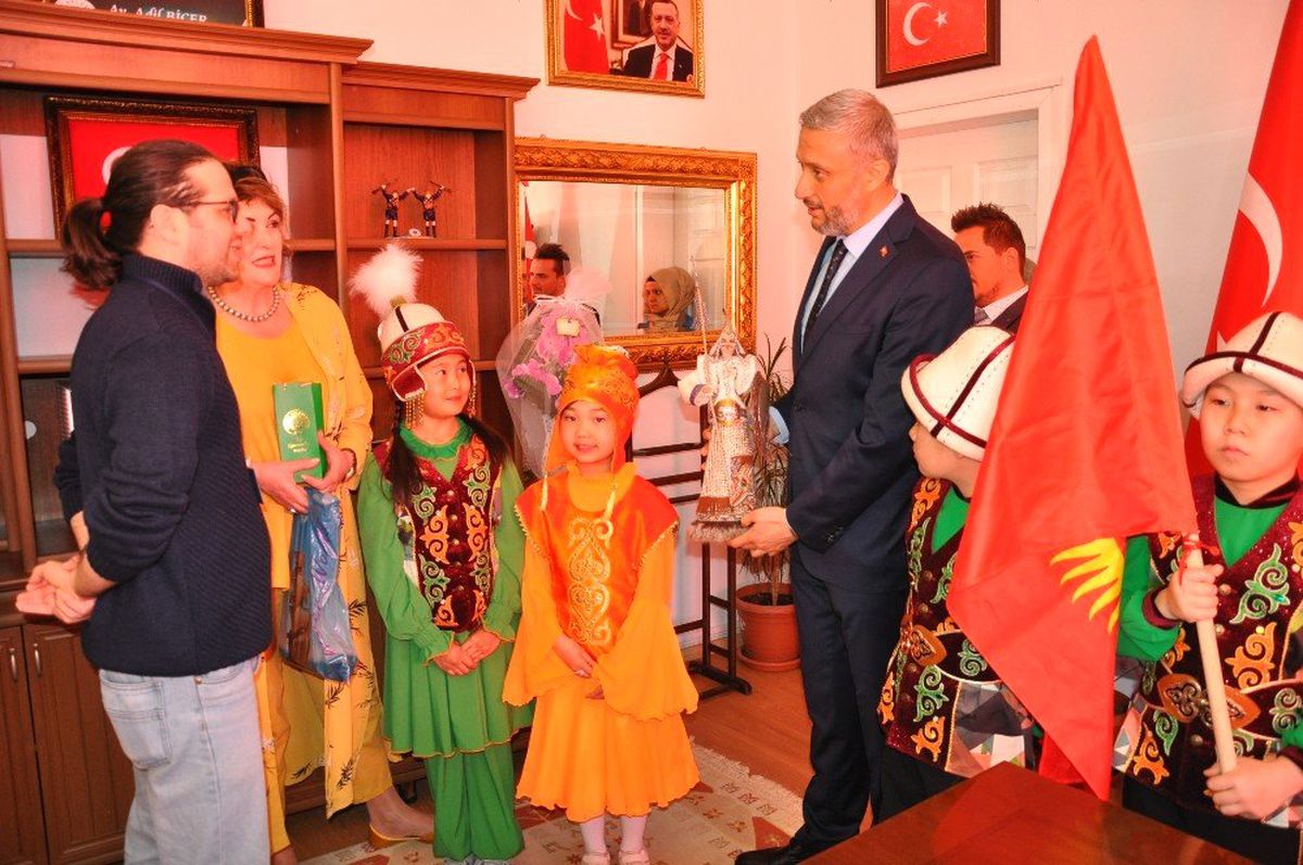 Başkan Biçer\'e Kırgız Öğrencilerden Manas Hediyesi