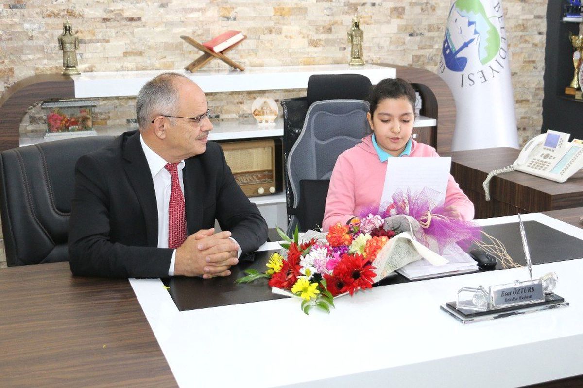 Başkan Öztürk 23 Nisan\'da Öğrencileri Kabul Etti