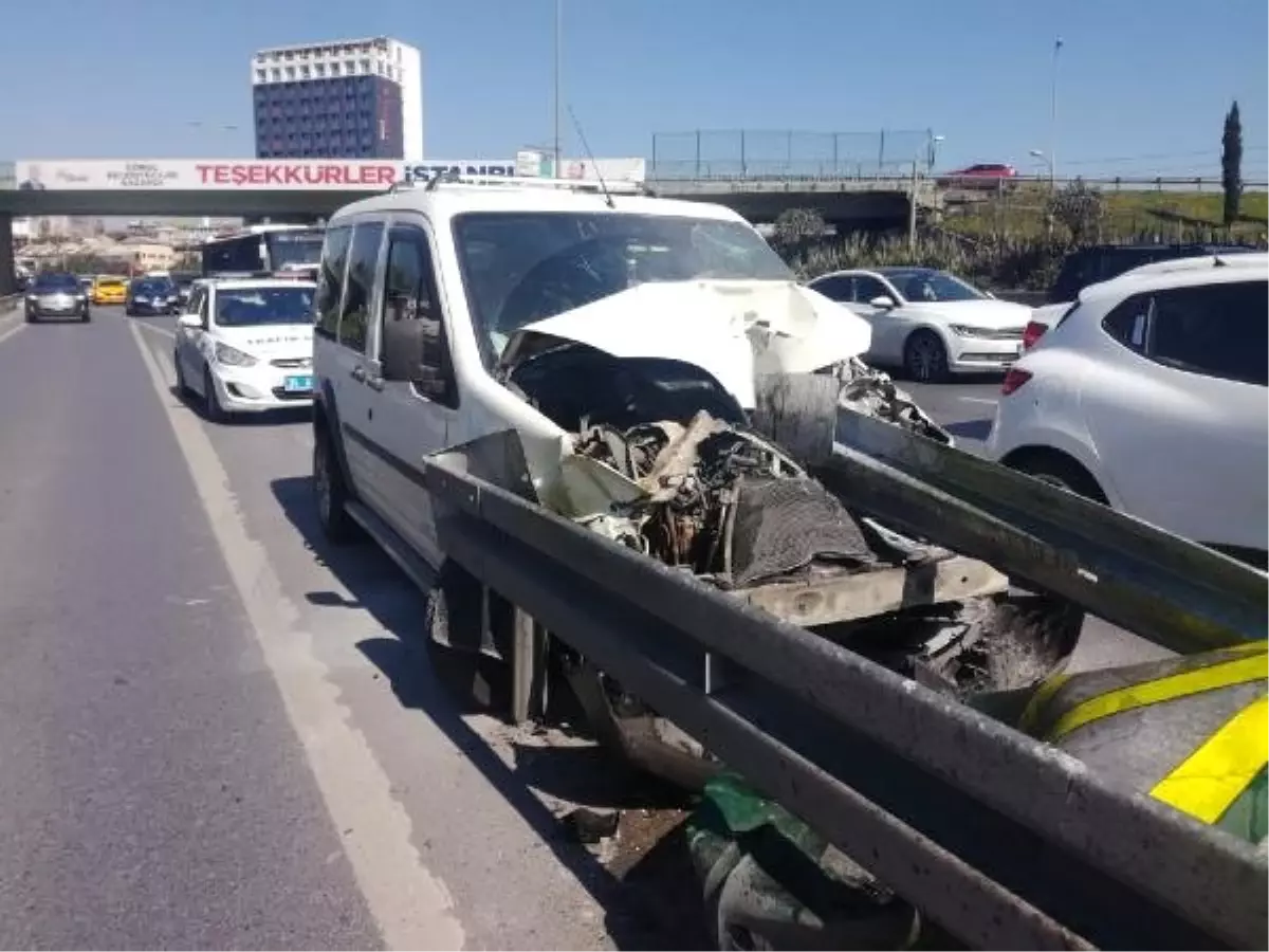 Bayrampaşa\'da Otomobil Bariyere Saplandı