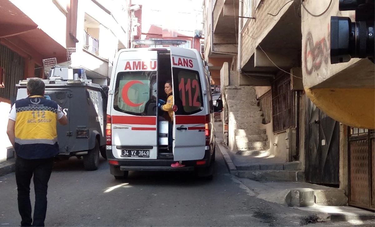 Beyoğlu\'nda Dayaktan Kaçmaya Çalışan Kadın Eşini Sırtından Bıçakladı
