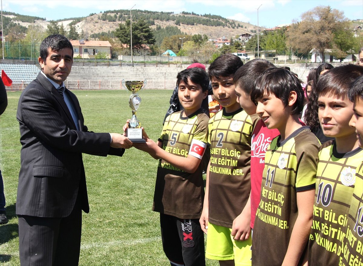 Beypazarı\'nda Okullar Arası Voleybol ve Futbol Turnuvası