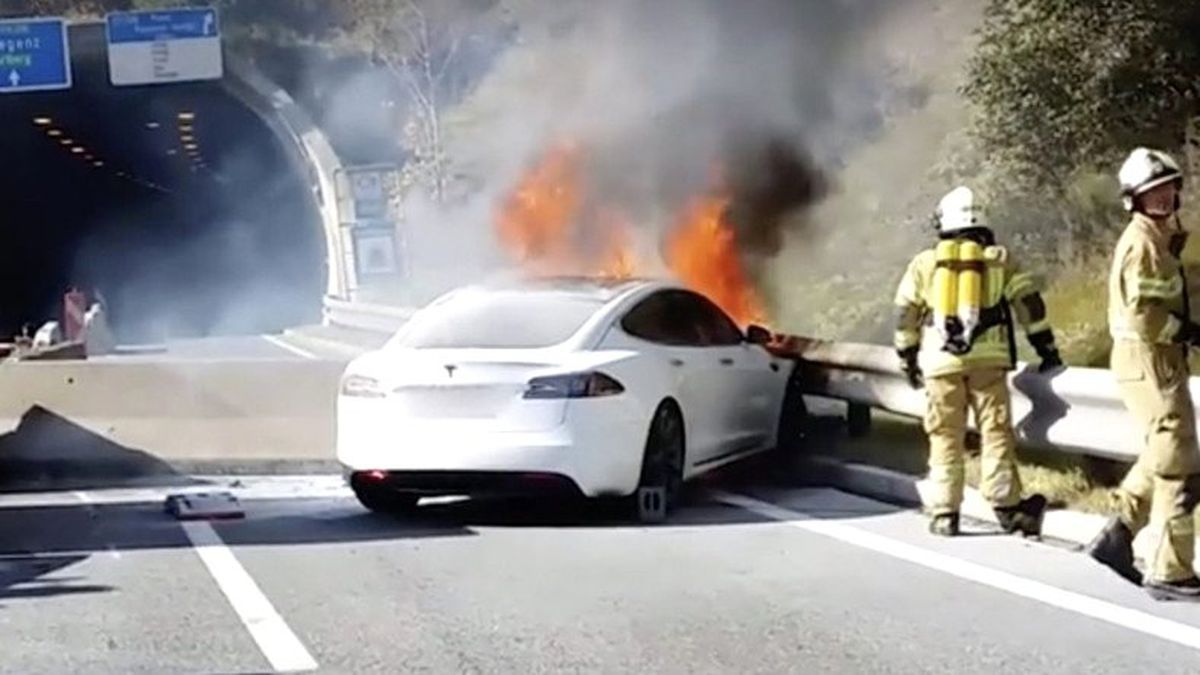 Bir Tesla Modeli Daha Park Halindeyken Alev Aldı