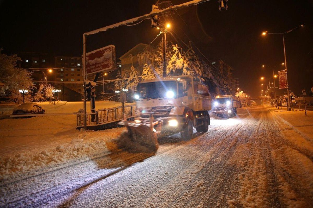 Bitlis\'te Nisan Karı 80 Köy Yolunu Ulaşıma Kapattı