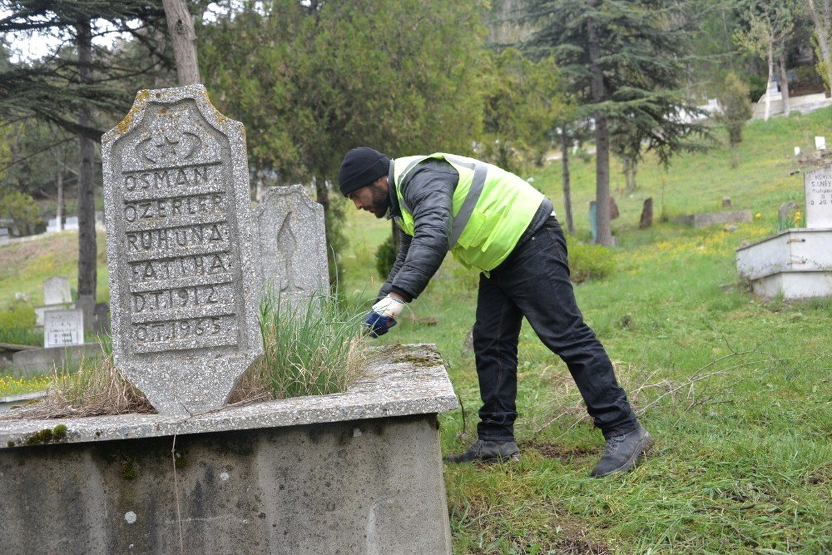 Bozüyük Belediyesi\'nden Mezarlıkta Temizlik Çalışmaları
