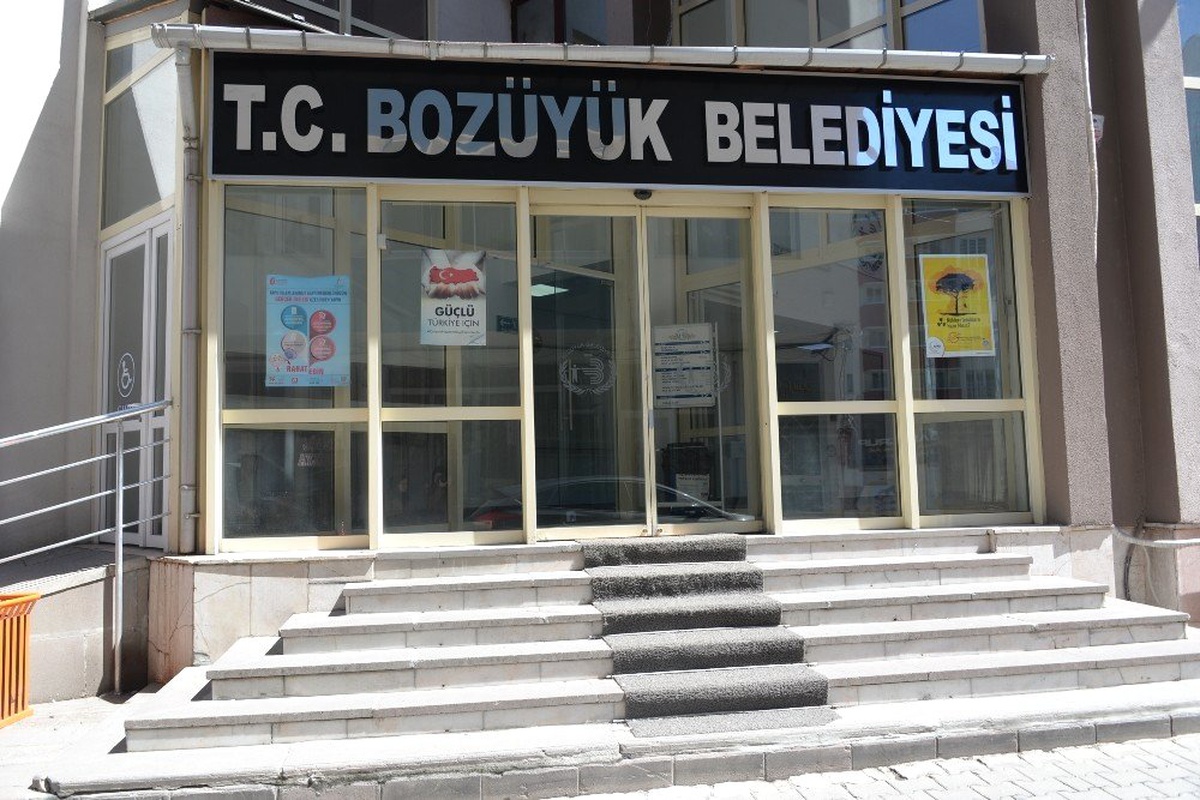 Bozüyük\'te Belediye Binasına \'T.c.\' Geri Geldi