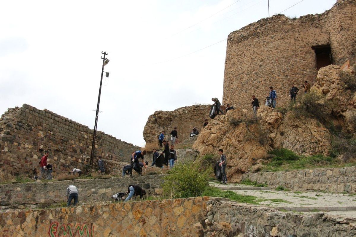 Çevrecilik Milliyetçiliktir" Sloganıyla Çevredeki Çöpleri Topladılar