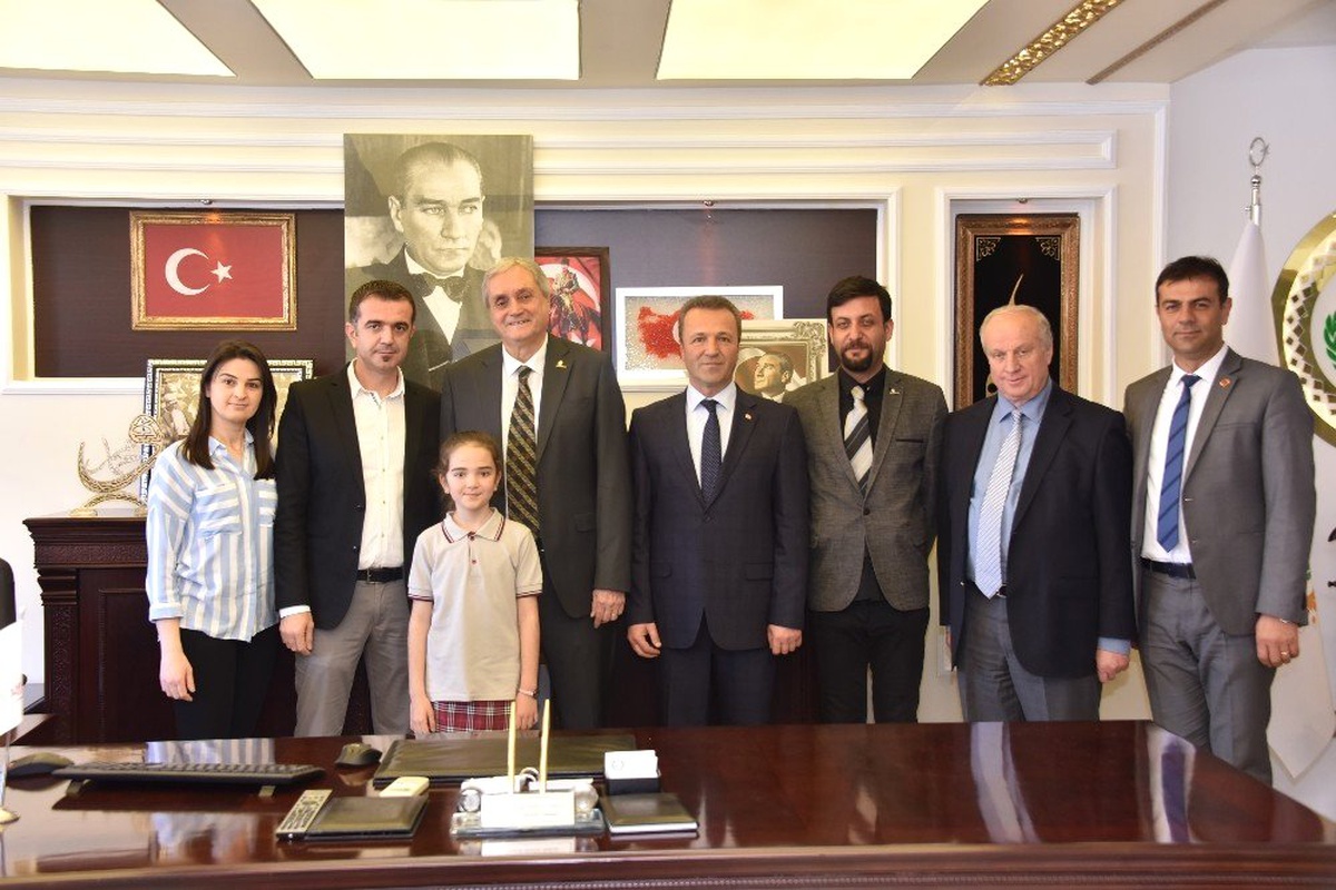 Çocuk Belediye Başkanı Makam Koltuğuna Oturdu