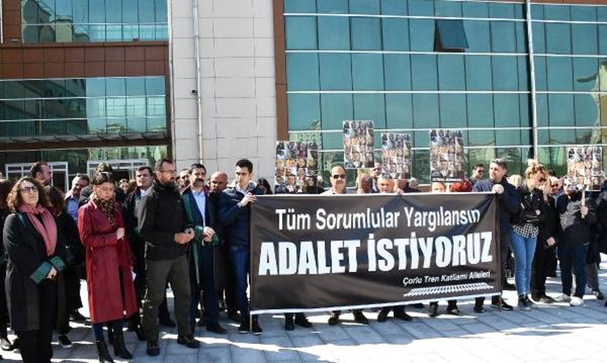 Çorlu\'da \'Sessiz Bekleyiş\' Eylemi Sürüyor