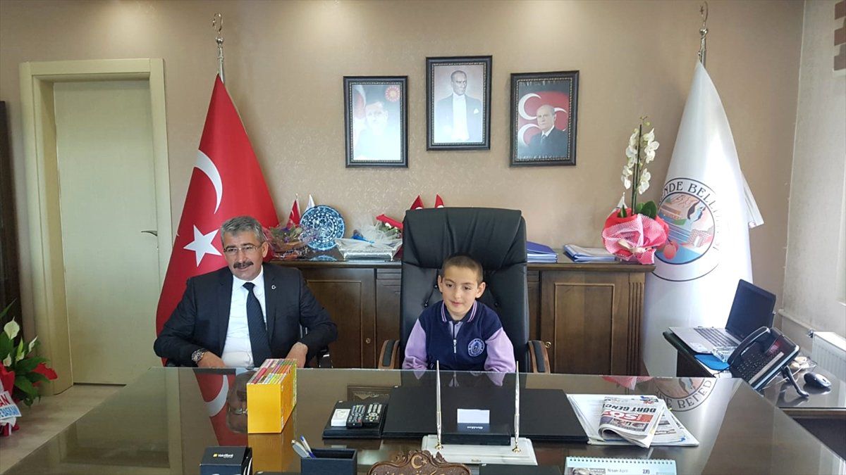 Darende\'de Makam Koltukları Çocuklara Emanet