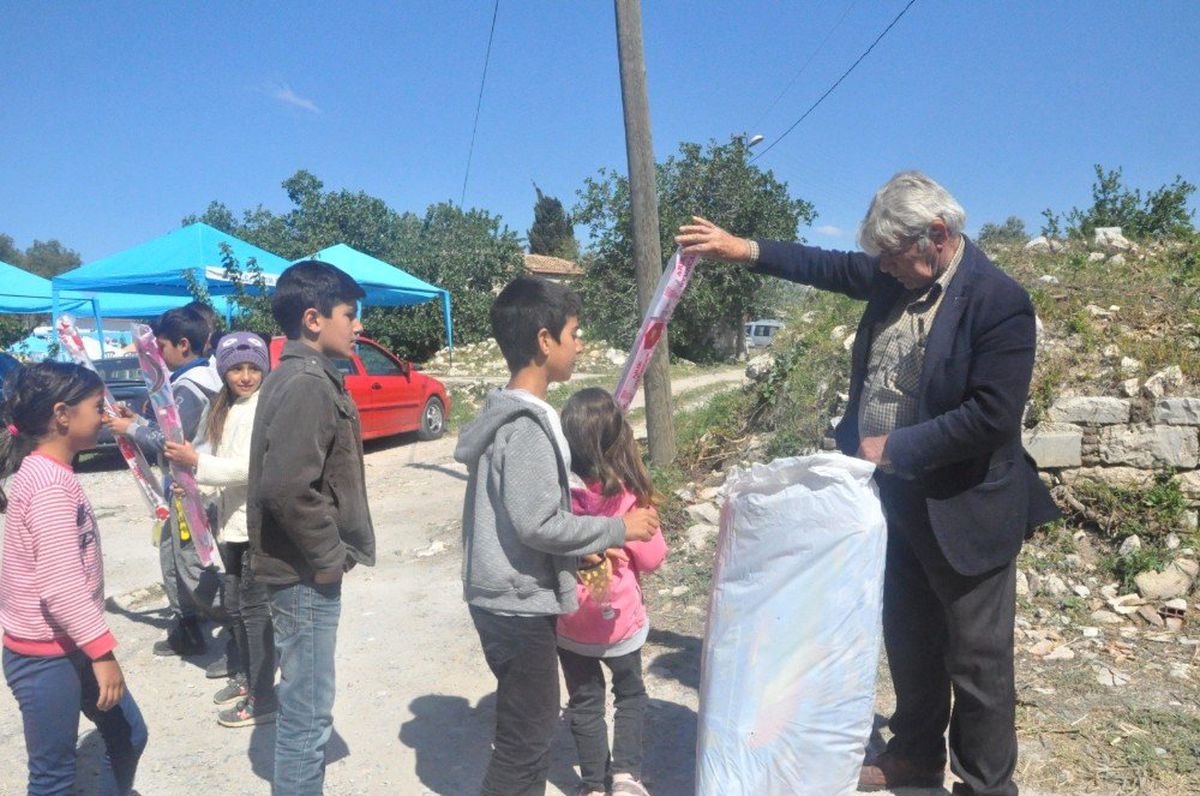 Didimli Muhtar Çocukları Unutmadı