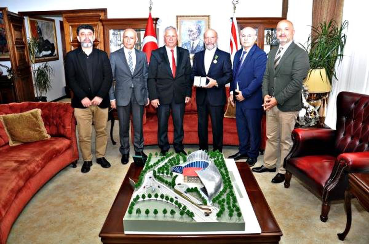Dr. Suat İ. Günsel\'e \'Vatan Evladı Altın Madalyası\' Verildi
