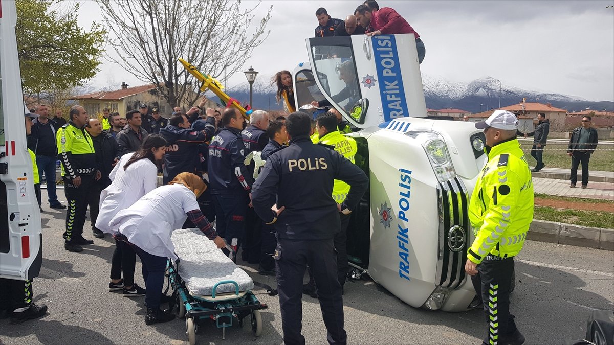 Erzincan\'da Otomobil Polis Aracına Çarptı: 3 Yaralı