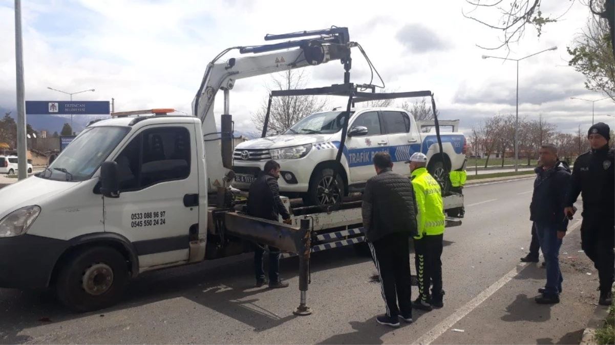 Erzincan\'da Polis Otosu Kaza Yaptı: 2\'i Polis 3 Yaralı