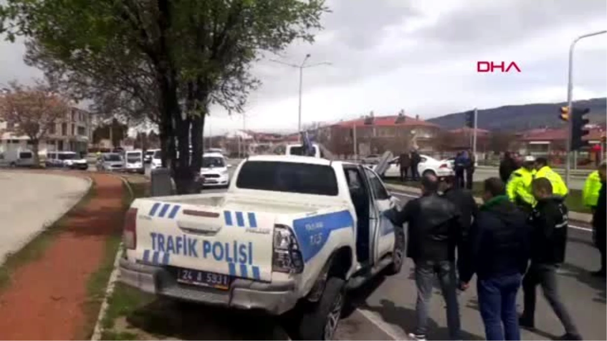 Erzincan Polis Aracı Otomobille Çarpıştı 3 Yaralı