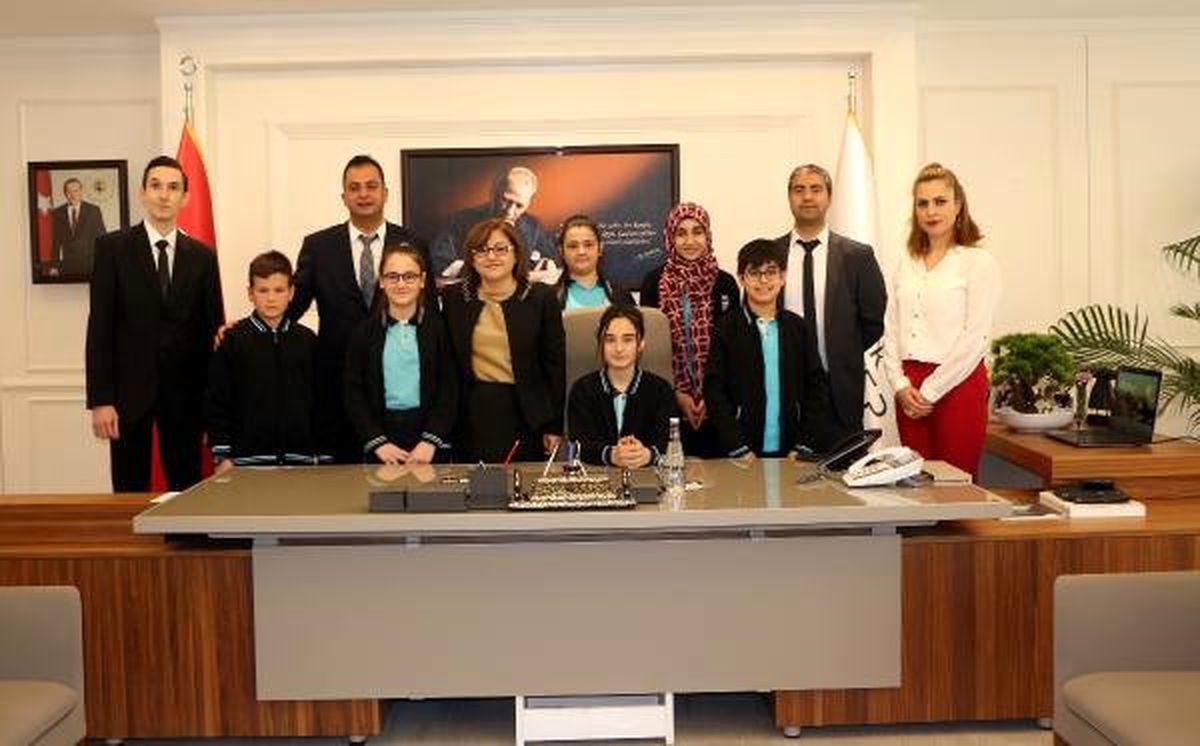 Fatma Şahin Koltuğunu Zelal\'e Devretti