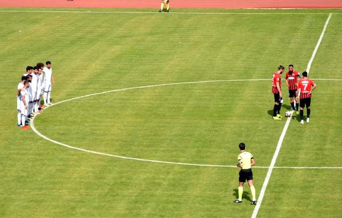 Futbolcular Yönetime Maçta Tepki Gösterdi