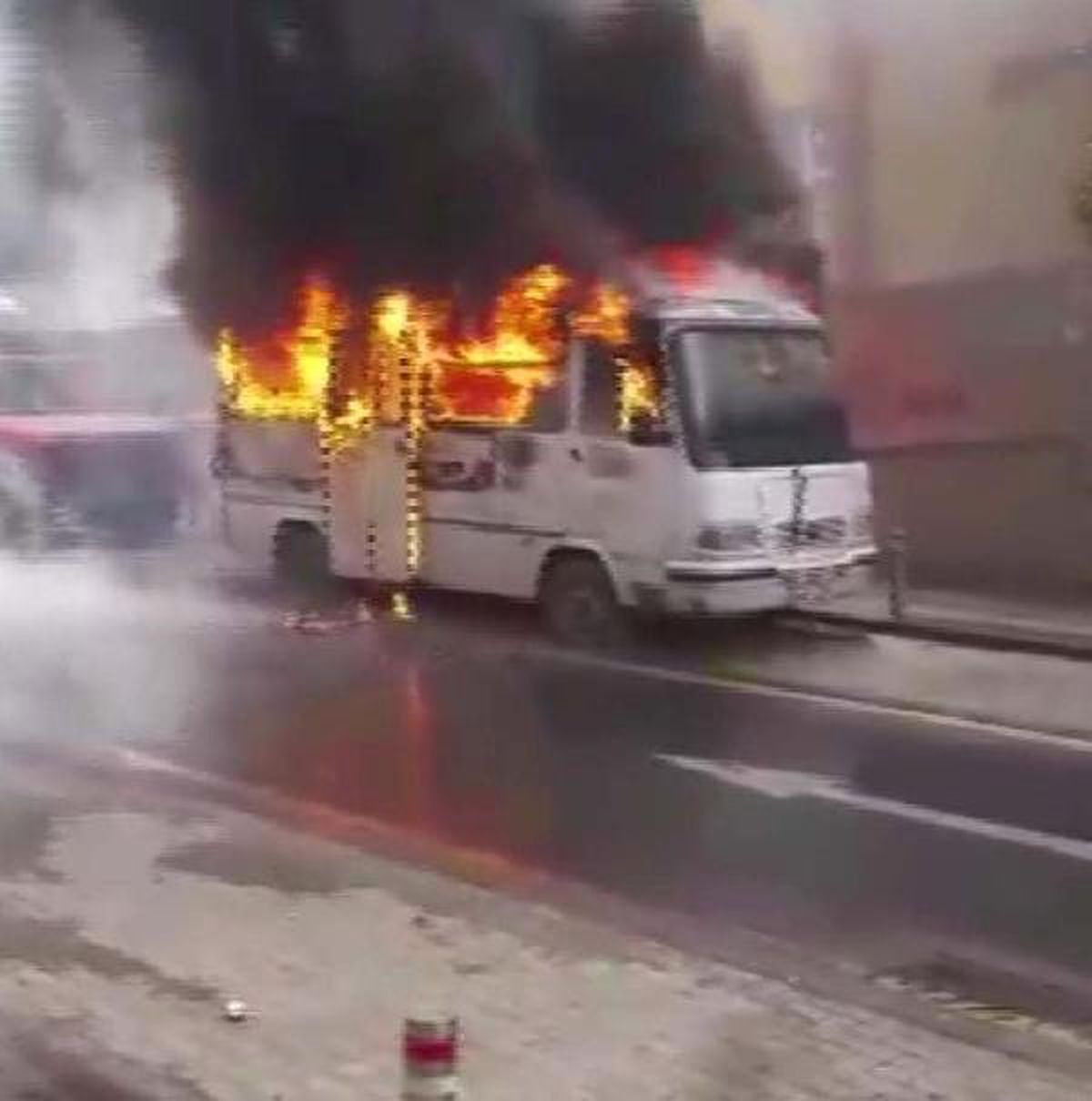 Güngören\'de Servis Aracı Alev Alev Yandı
