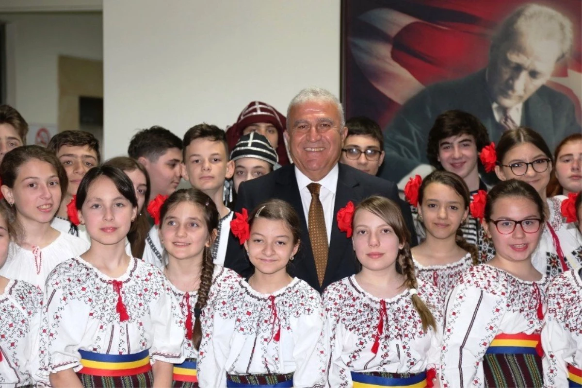 Gürcistan ve Romanyalı Öğrencilerden Başkan Atay\'a Ziyaret