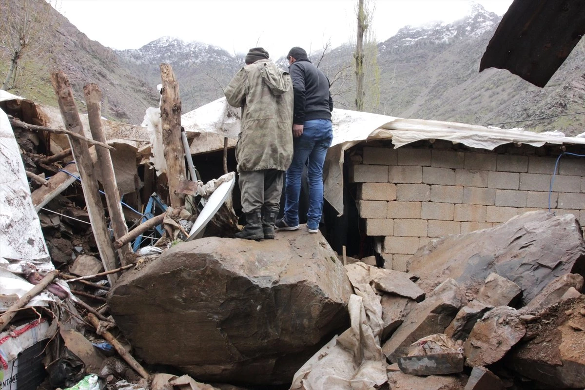 Hakkari\'de Kaya Parçaları 5 Evin Üzerine Düştü