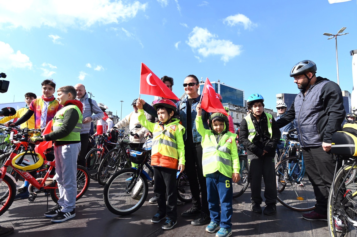 İdo, Çocuk Bayramı\'nı Bisikletlerle Karşıladı