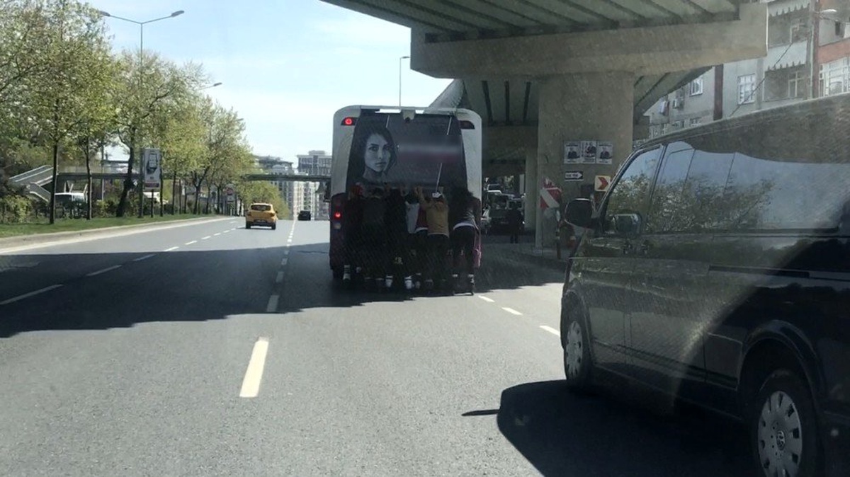 İstanbul\'da 8 Patenli Gencin Tehlikeli Yolculuğu Kamerada