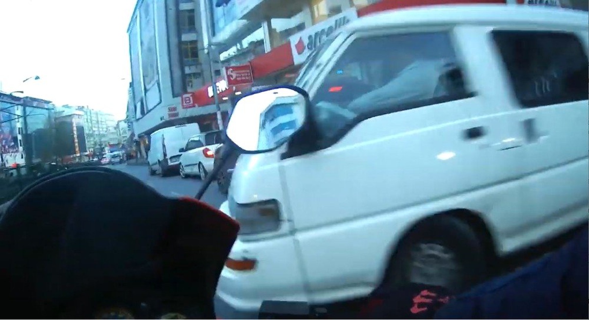 İstanbul\'da Sürücünün Çarptığı Motosikletliye, "Bana Değil Duvara Çarptın, Görmedim" Demesi Pes...