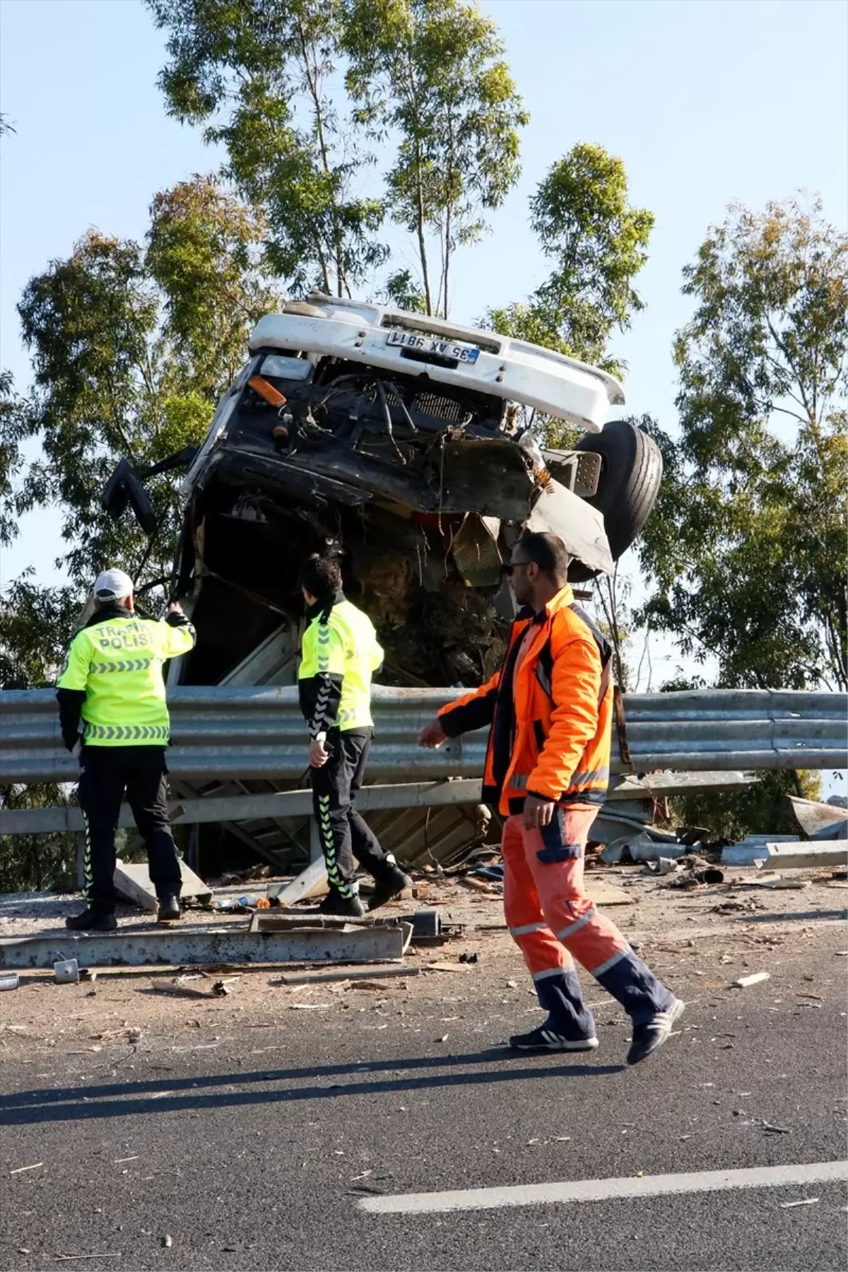 İzmir\'de Kamyon Devrildi: 1 Ölü